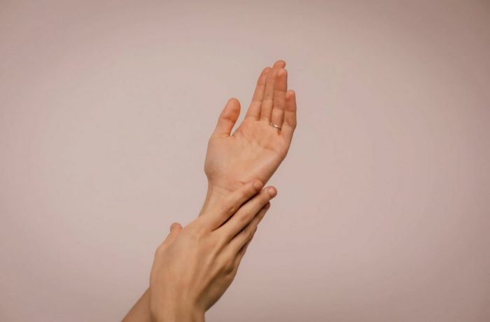 a person rubbing their hands